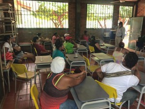 Director Edgar Patiño dictando charla a madres1 - Fundación Hidrobiológica George Dahl